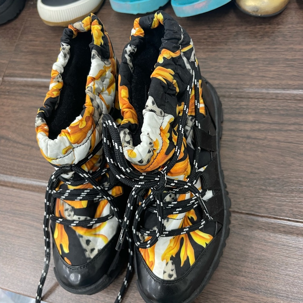Snow boots Versace